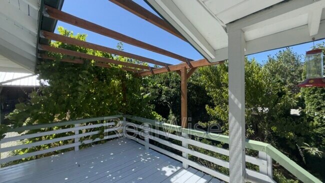 Building Photo - 837 SE Blakeley Ave