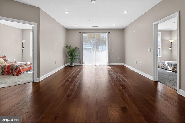 Building Photo - 300 W Elm St