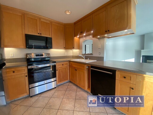 Building Photo - Ocean Views: 2Bd/2Ba + Office - Sunny, Top Floor Condo, Deck, Pool & Hot Tub