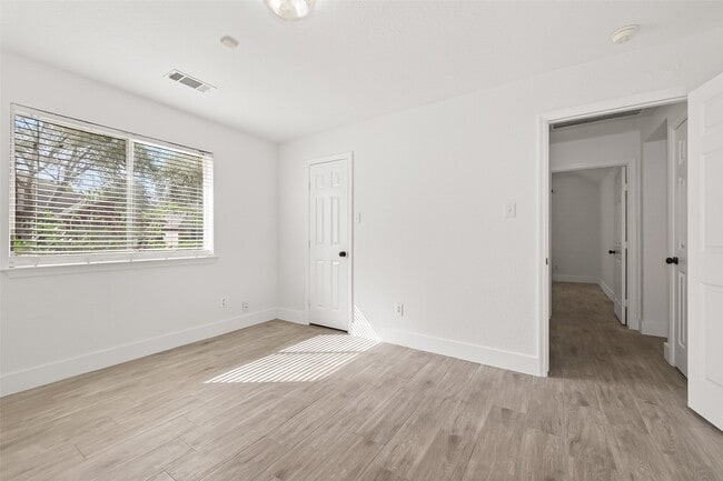 Building Photo - 3143 Oakwood Run Dr