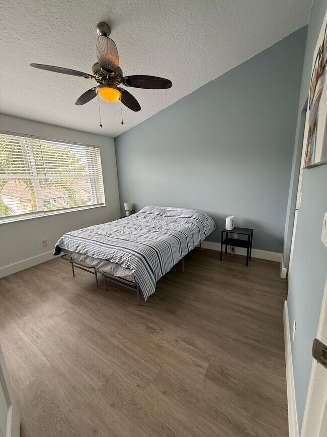 Building Photo - 1120 W Lakes Dr