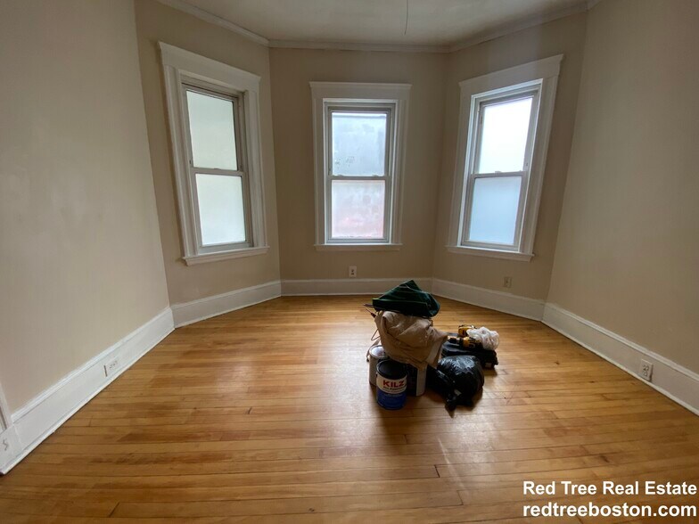 Building Photo - 12 Douglas Ave