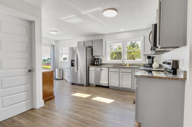 Building Photo - 330 Birdwell Cir