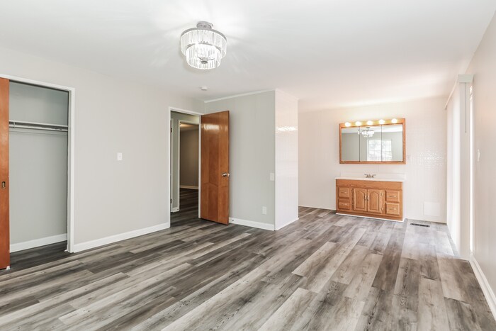 Building Photo - 4361 Hillcrest Dr