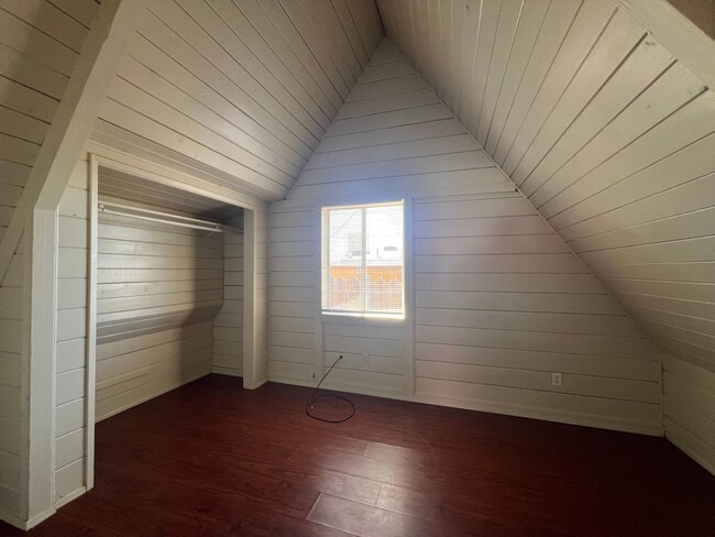 Building Photo - Cozy 1 Bedroom Apartment Located Near Free...