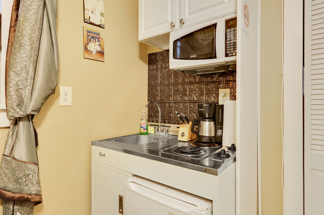 Kitchenette - 7600 Burthe St