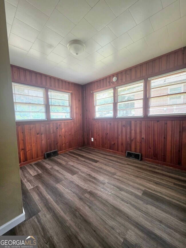 Building Photo - 2639 Tredway Dr