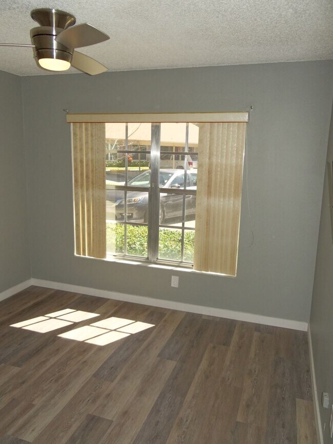 Building Photo - 2/2 condo in Dunedin - 55+ community