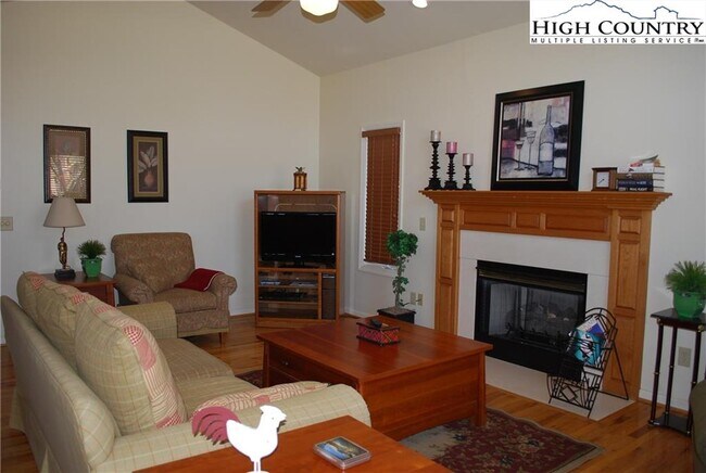 Building Photo - 421 E Landing Dr