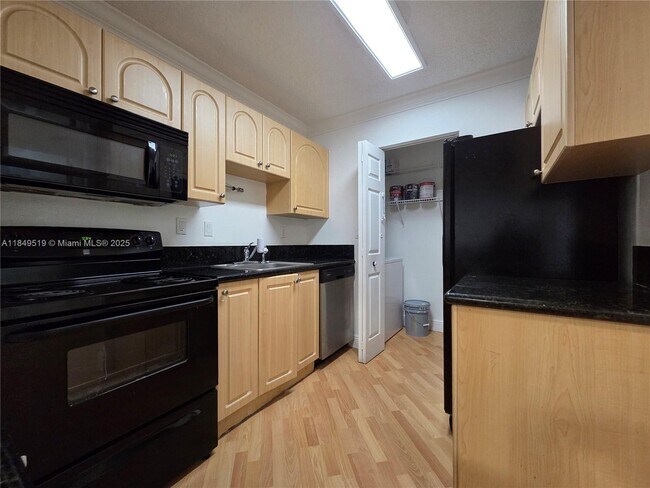 Building Photo - 10765 SW 108th Ave