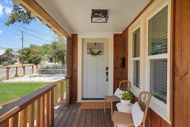 Building Photo - Gorgeous 3 bedroom, 2 ba home in the heart...