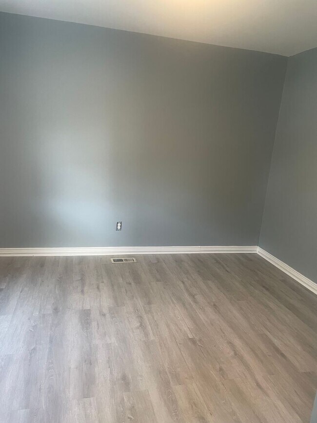 Building Photo - Knoxville 37920 - 3 bedroom, 1 bath home - Contact Lisa Vineyard & Shannon Russell (865)216-9334