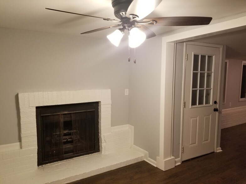 Building Photo - 1704 Bob White Dr