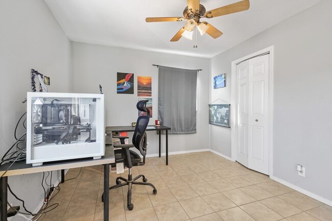 Building Photo - Roomy 3 Bedroom Home with a Fireplace