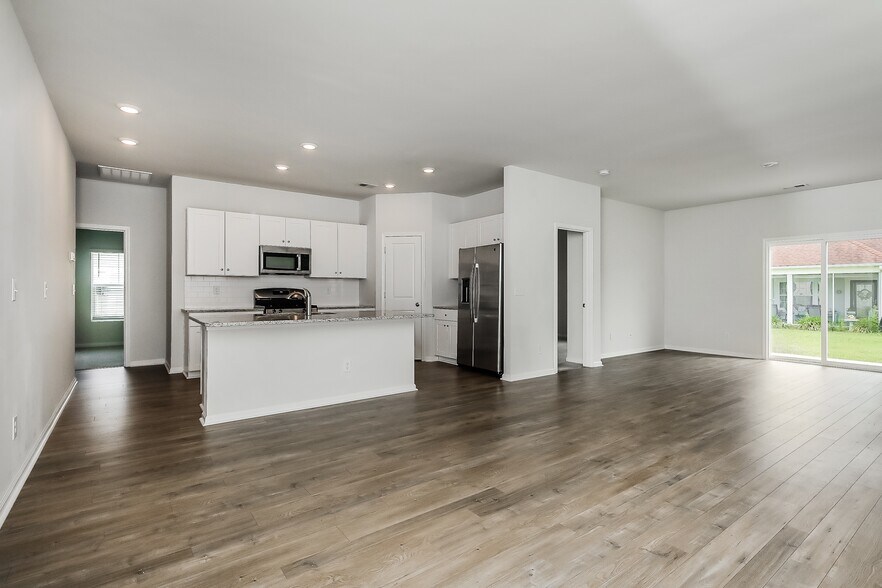 Building Photo - 135 S Reindeer Rd