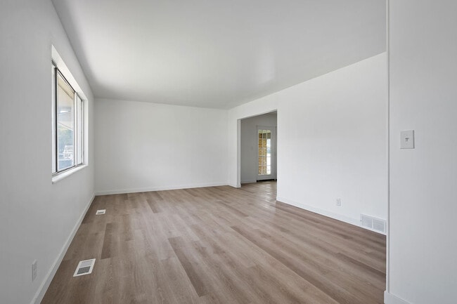 Building Photo - 11044 S Temple Dr
