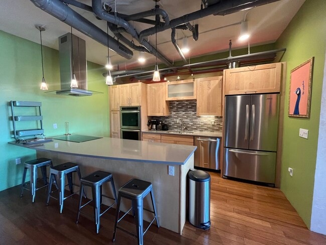 Building Photo - Eccentric 2 Bedroom 2.5 Bathroom Condo In ...