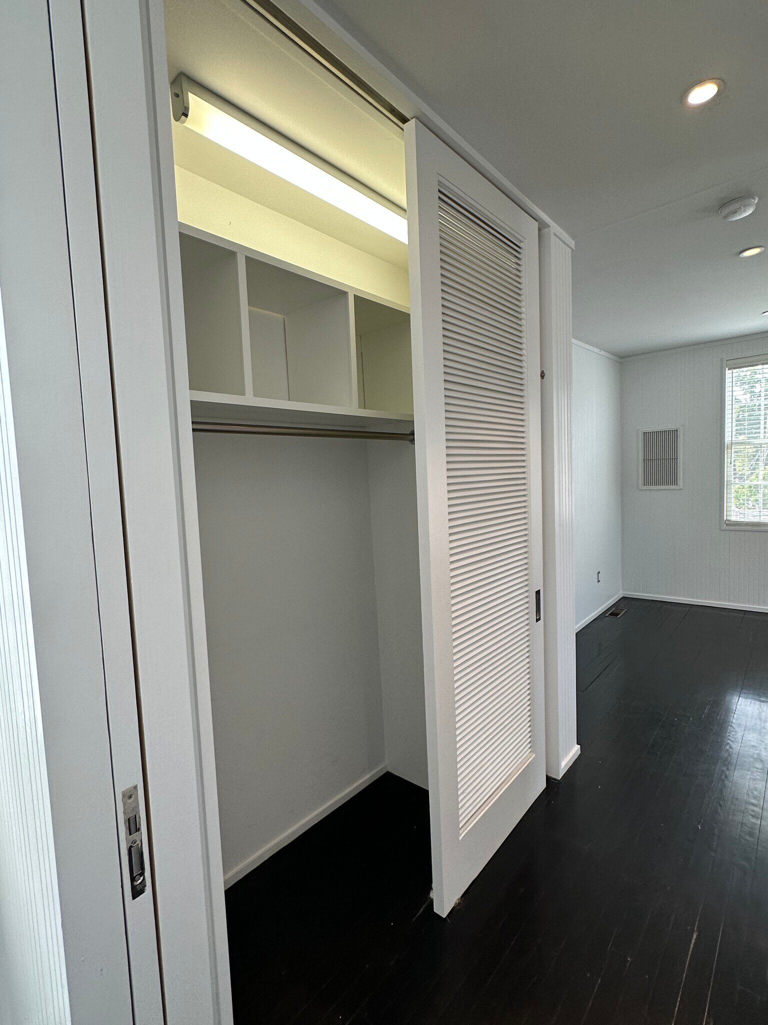 Building Photo - 52 Jobs Ln