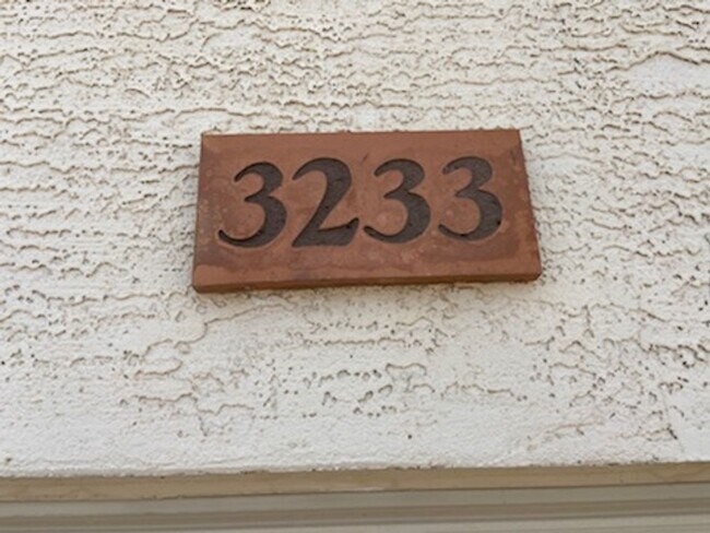 Building Photo - Cute and comfy North Phoenix (33rd Ave & D...