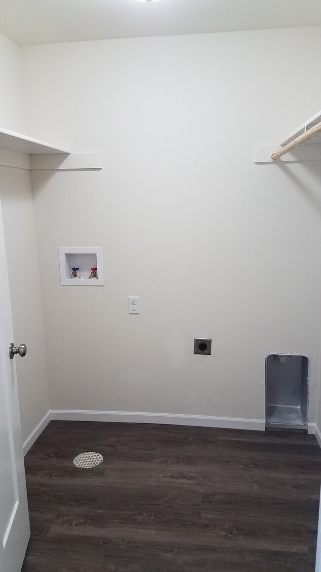 Laundry Room w/ Washer/Dryer Hook-Ups - 633 Jamestown Dr
