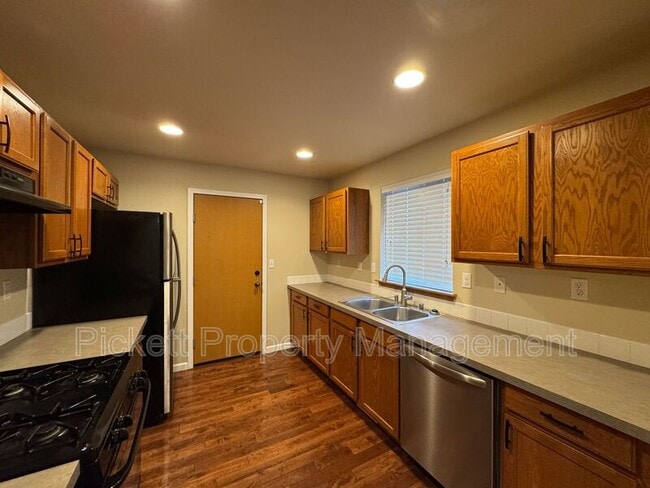 Building Photo - 3530 NE Rozene Way
