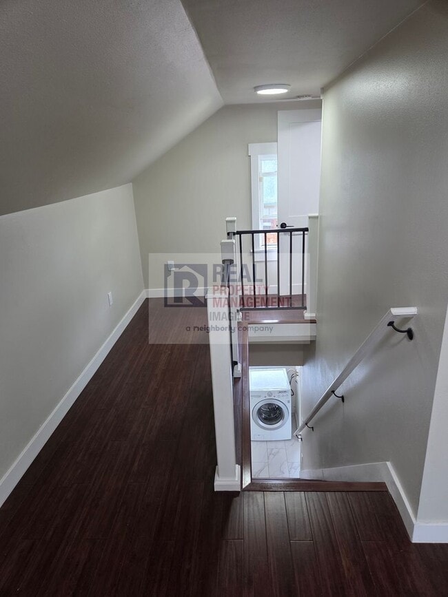 Building Photo - Check out this beautiful 4 bedroom, 2 bath...