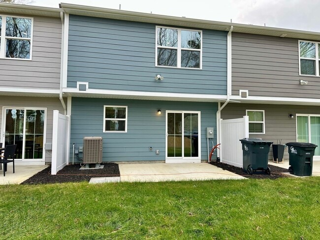 Building Photo - New Canterbury Townhouse