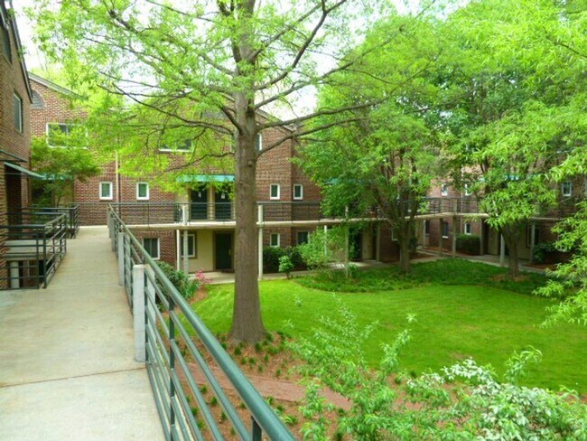 Building Photo - Two BR townhome-style in Chancellor Square...