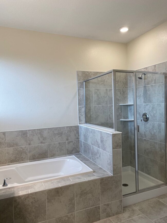 Building Photo - 3 BED 2.5 BATH TOWNHOME IN THE VISTAS AT C...