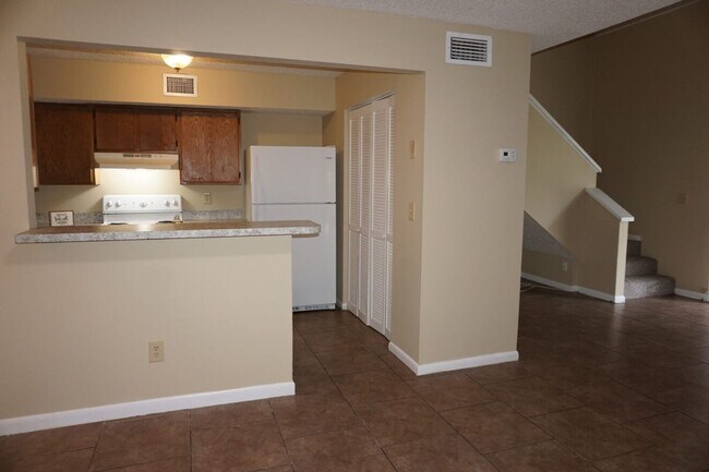 Building Photo - 2/2 townhome