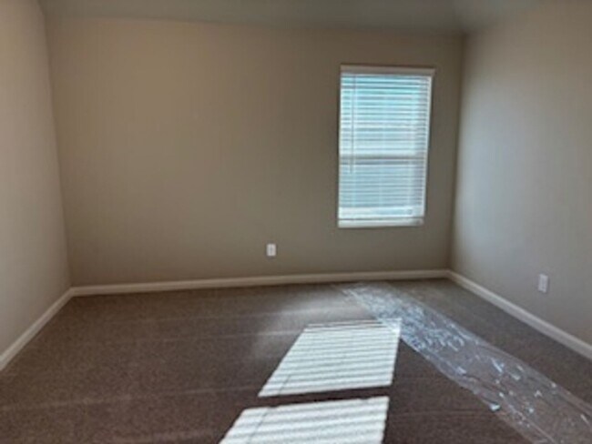 Building Photo - Beautiful New Home! 1st Month Free!