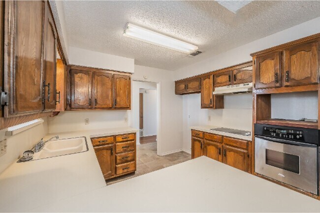 Building Photo - 6753 Spoonwood Ln