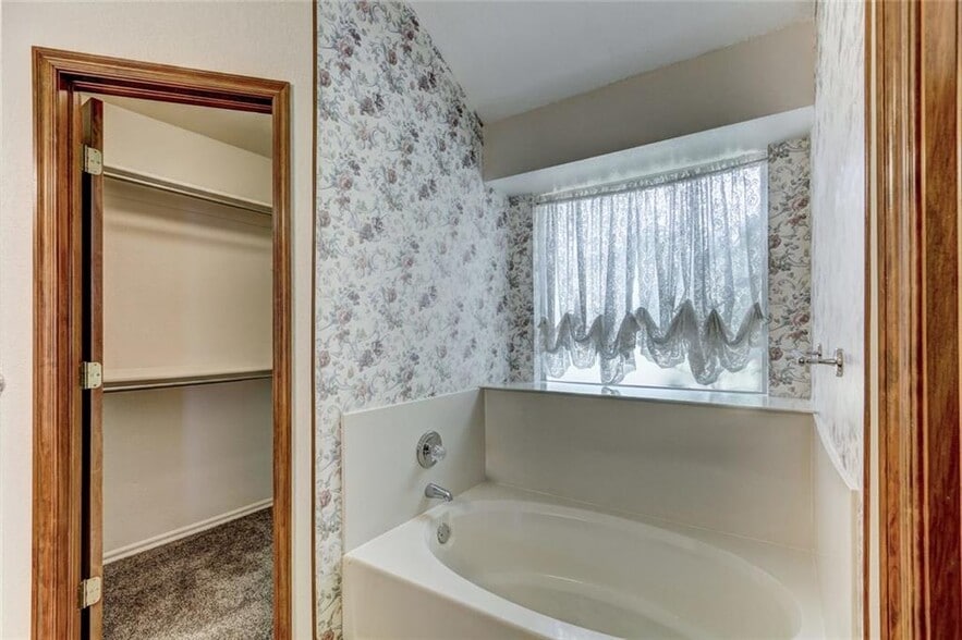 Building Photo - 305 Waterfront Dr