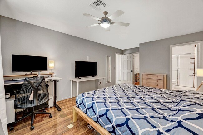 Building Photo - 2 Bedroom Condo w/ Patio & 1 Car Attached ...
