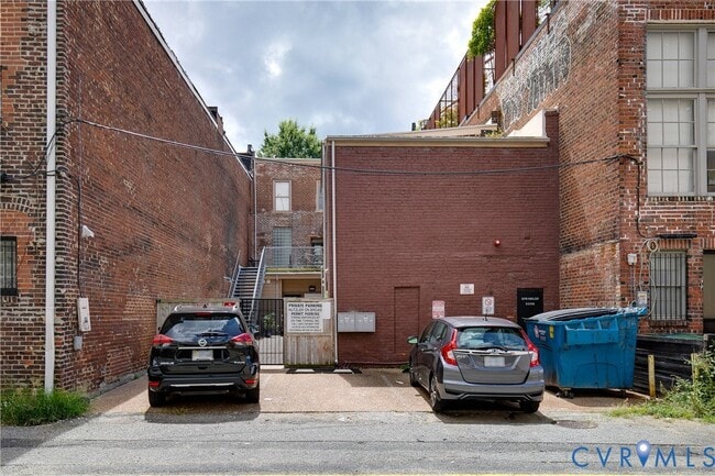 Building Photo - 306 E Broad St