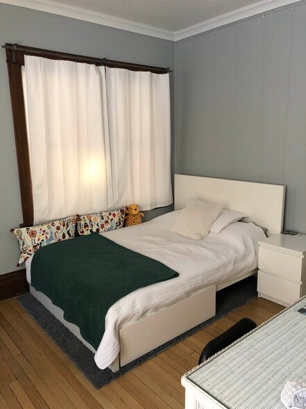 Main floor bedroom - 868 Pascal St N