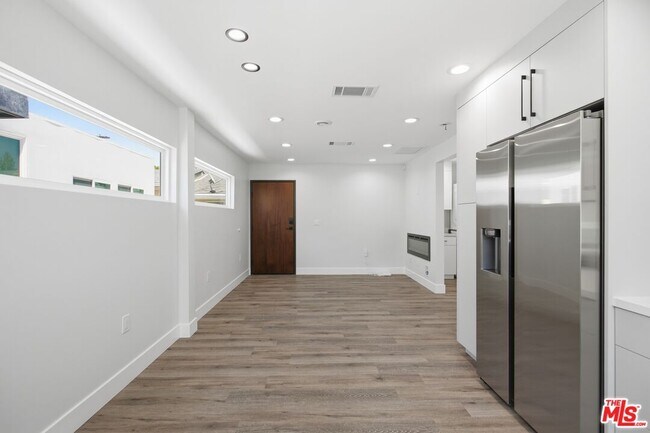 Building Photo - 11613 Burbank Blvd