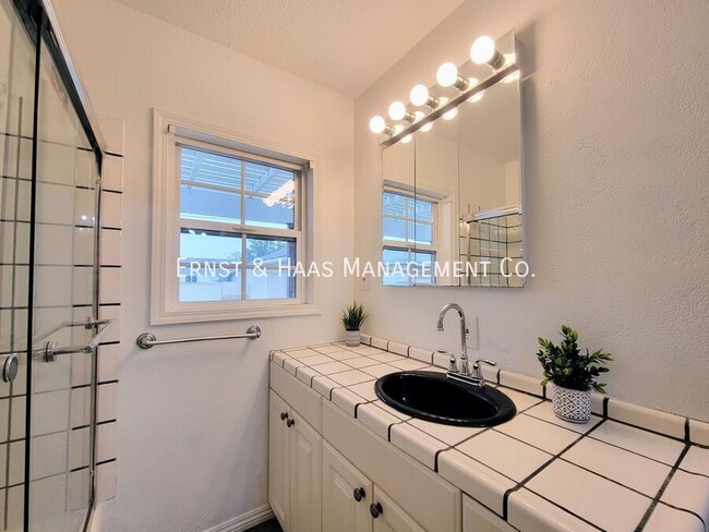 Building Photo - Beautifully Remodeled 3 Bedroom 2 Bath Lak...