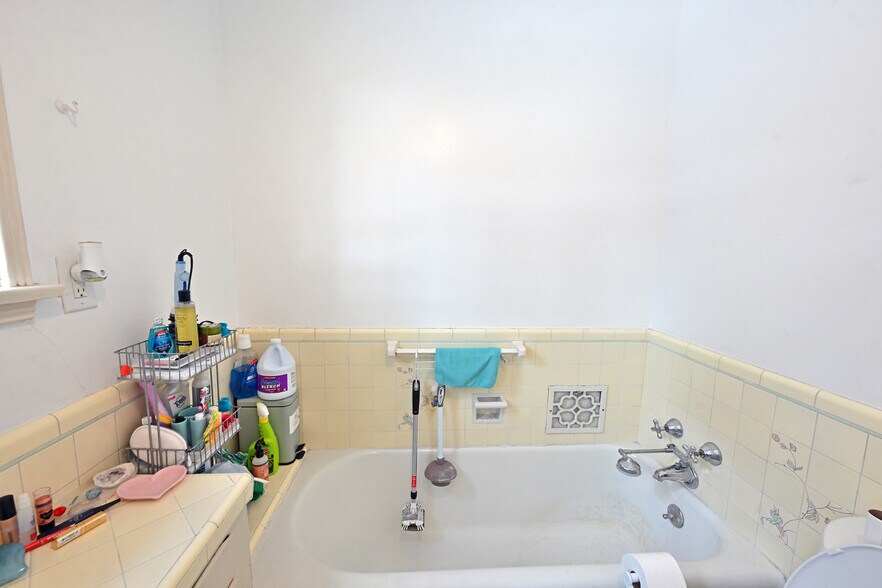 Building Photo - 657 S La Jolla Ave