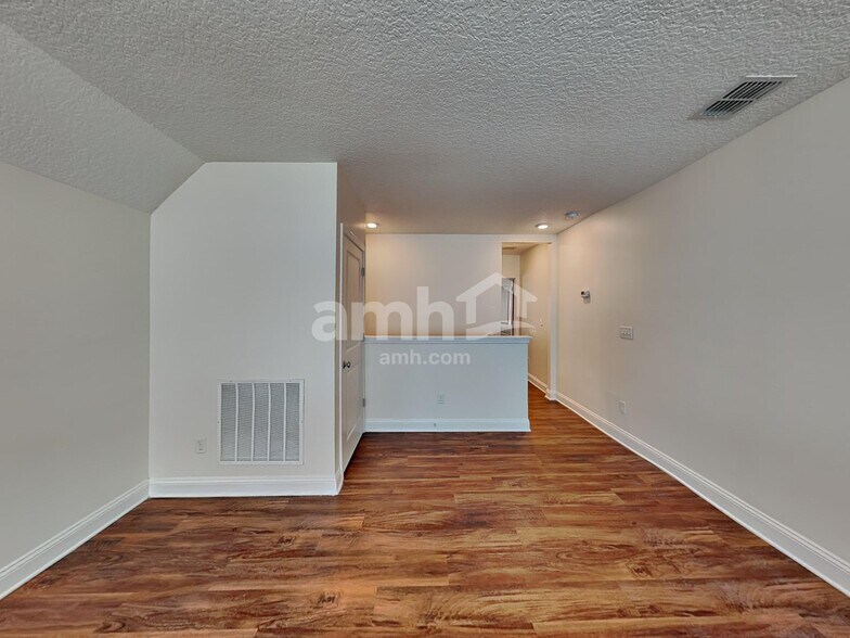Building Photo - 3278 Roundabout Dr