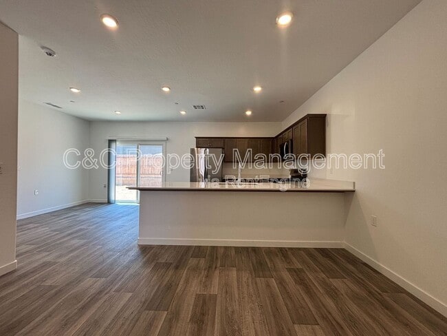 Building Photo - 1024 Deerhorn Dr W