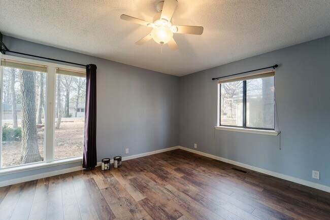 Building Photo - Spacious 3 Bedroom, 3 Bath Two story home!!