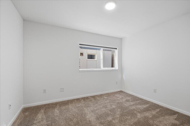 Building Photo - 3216 15th Ave W