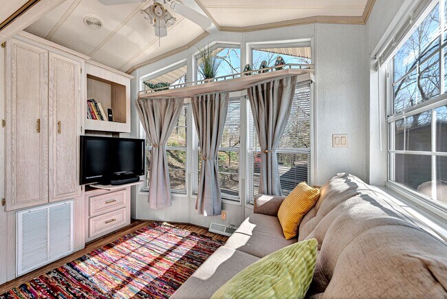 Building Photo - Lake view!! 1bedroom 1 bathroom Fully Furnished!! Move-in Ready!!!
