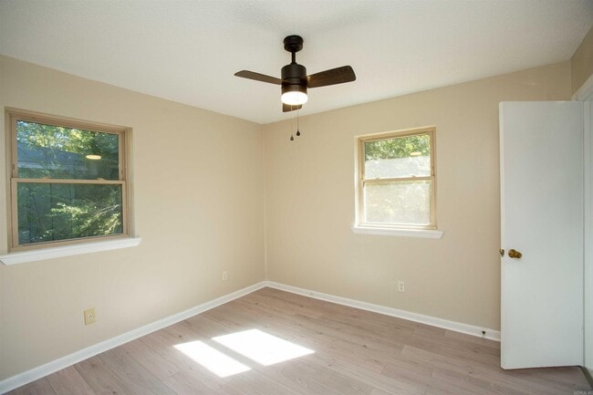 Building Photo - 29 Meadowbrook Dr