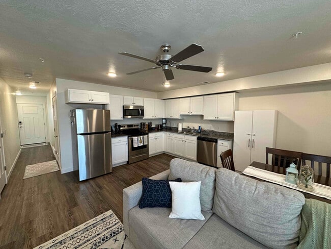 Building Photo - 393 W 625 N