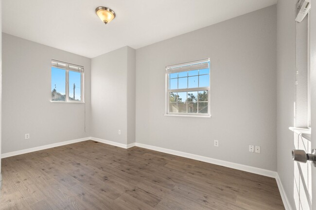 Building Photo - Spacious 4 Bedroom House in Santa Fe Art D...