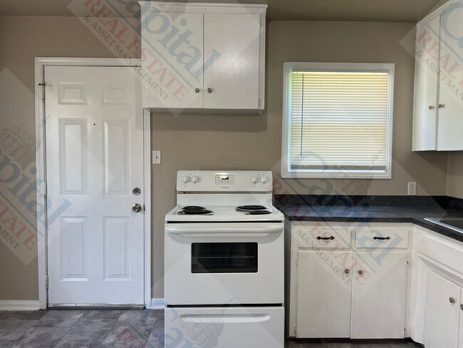 Building Photo - Spacious 3 Bedroom