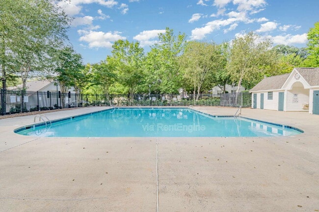 Building Photo - 16849 Greenlawn Hills Ct