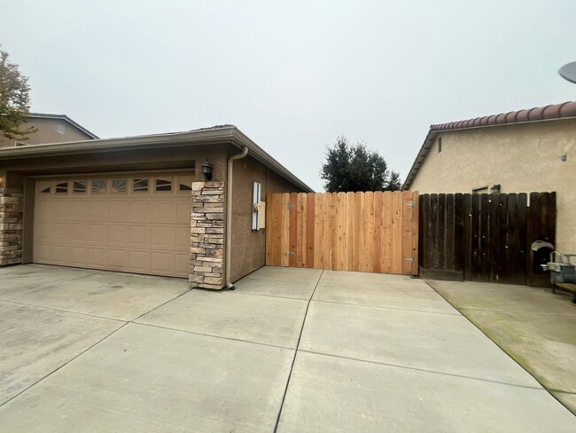 Building Photo - 4106 W Prospect Ave
